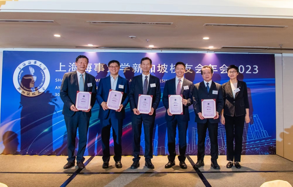 20231206110849035800.jpg 贺莉副书记为新一届理事成员颁发聘书