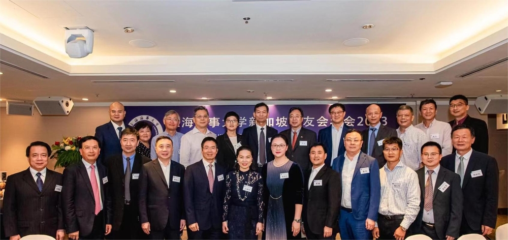 20231206110850171000.jpg 年会主礼嘉宾与新一届理事会成员合影