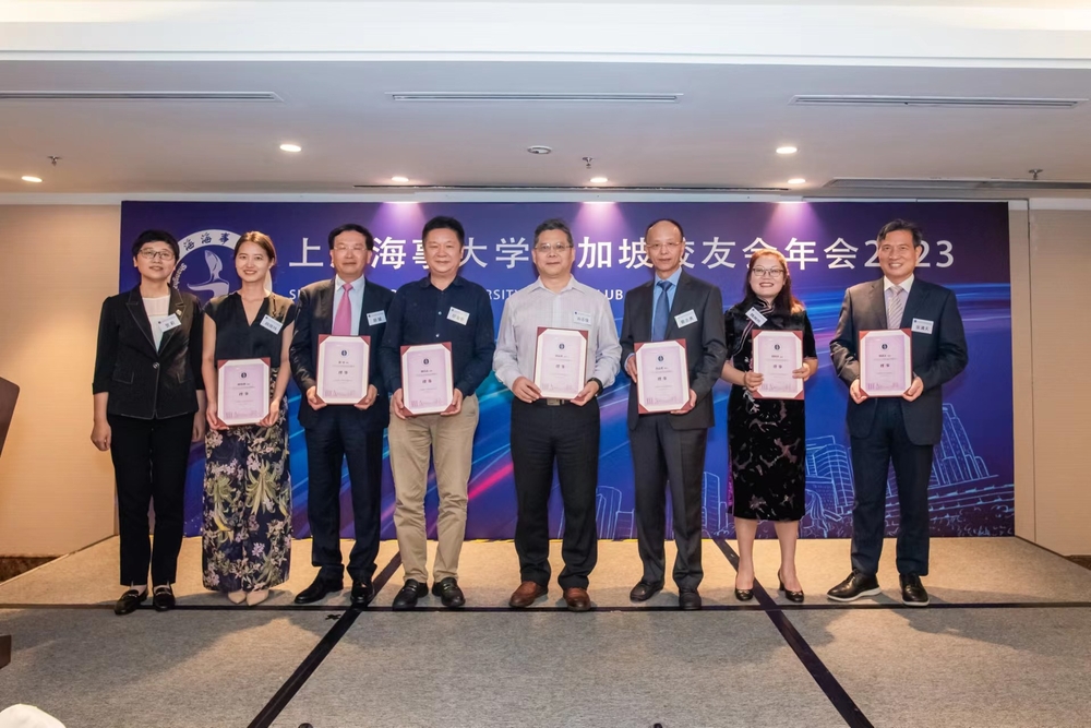 20231206110849411300.jpg 贺莉副书记为新一届理事成员颁发聘书