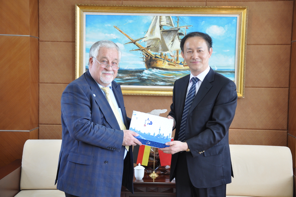 金永兴副校长与Peter Boy教授交换纪念品