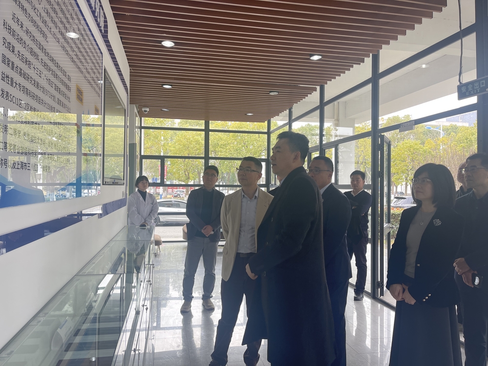 参观海洋科学与工程学院海洋材料分析测试中心