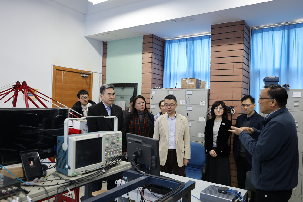参观物流工程学院港口机械检测实验室