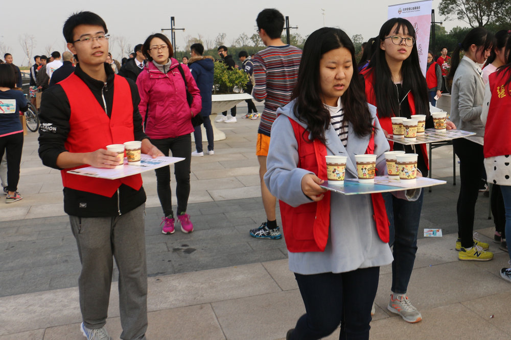 志愿者为运动员送上姜茶