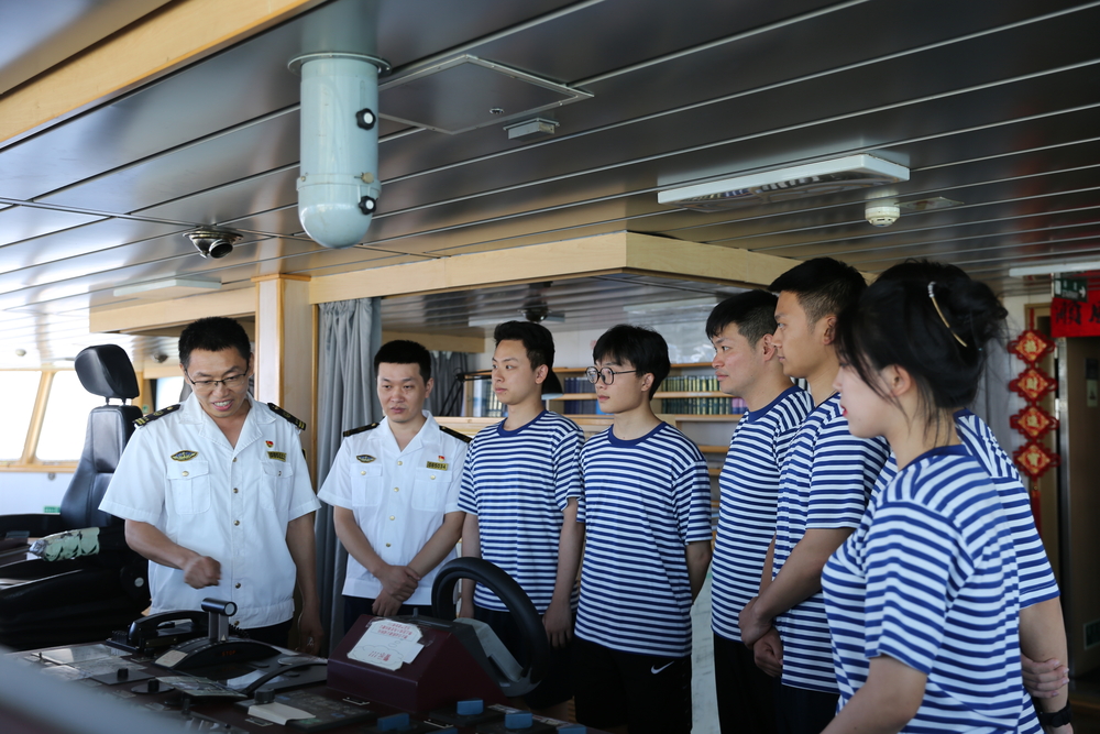 20230712055848957800.jpg 海事执法人员科普船舶安全知识