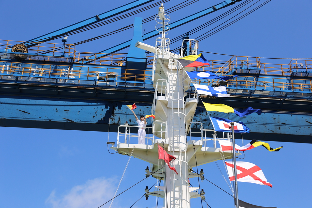 20230712055849302600.jpg 学生旗语展示“欢迎来到育明轮”