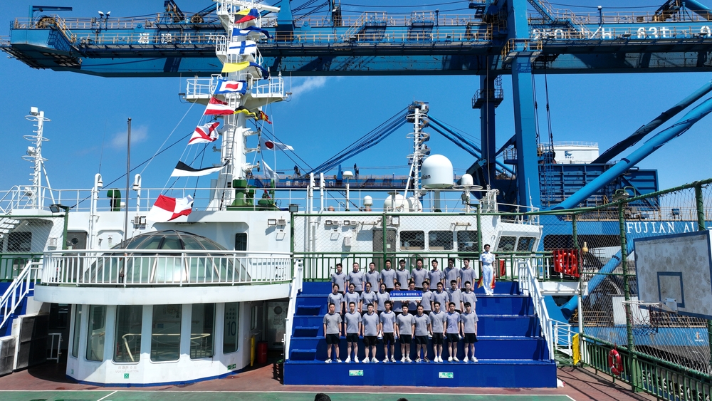 20230712055849632700.jpg 师生合唱航海经典歌曲《水手》