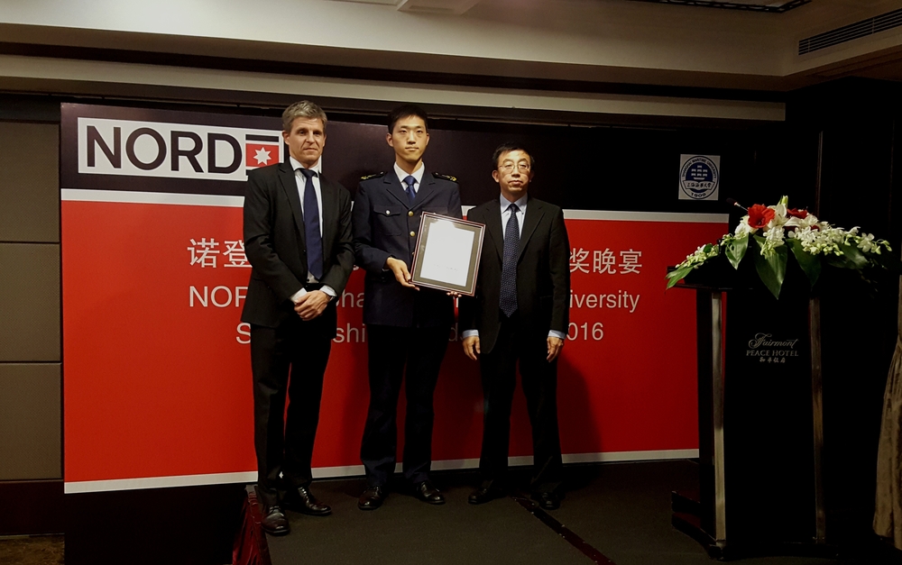 为获奖学生颁奖