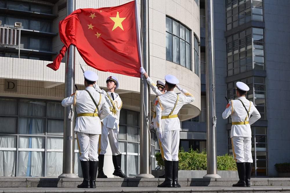 仪仗队升起五星红旗