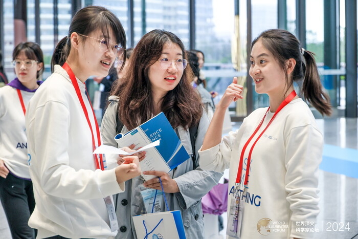 海大志愿者用微笑服务四方宾客