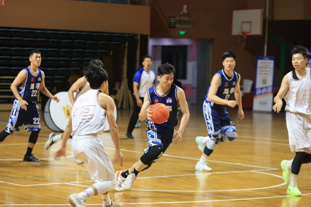 海大学子在篮球场上奋力拼搏