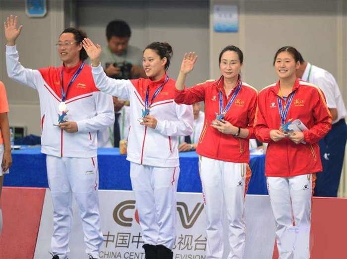我校学生张思诗代表上海队（左二）、浙江队选手叶诗文（右一）和教练在颁奖台上