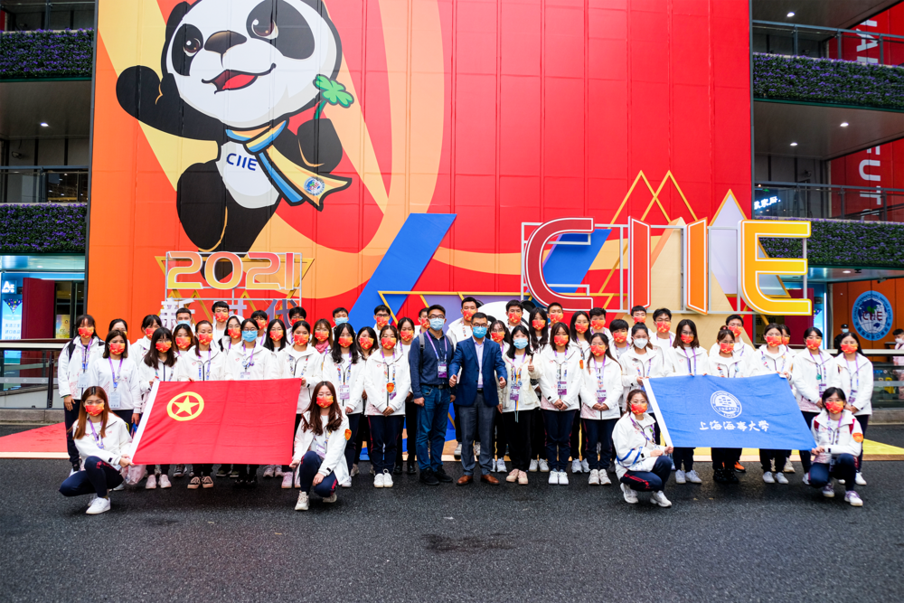 李志鹏副校长与咨询岗志愿者合影