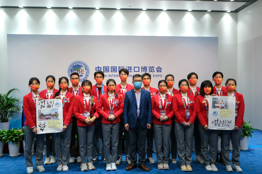 李志鹏副校长与新闻中心岗志愿者合影