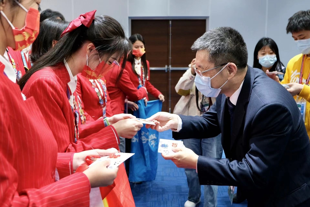 陆靖校长为志愿者们赠送并佩戴激励徽章