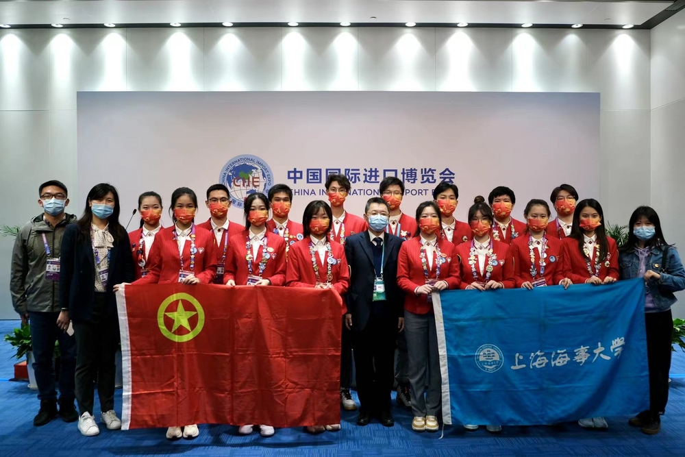 陆靖校长与新闻中心岗志愿者合影