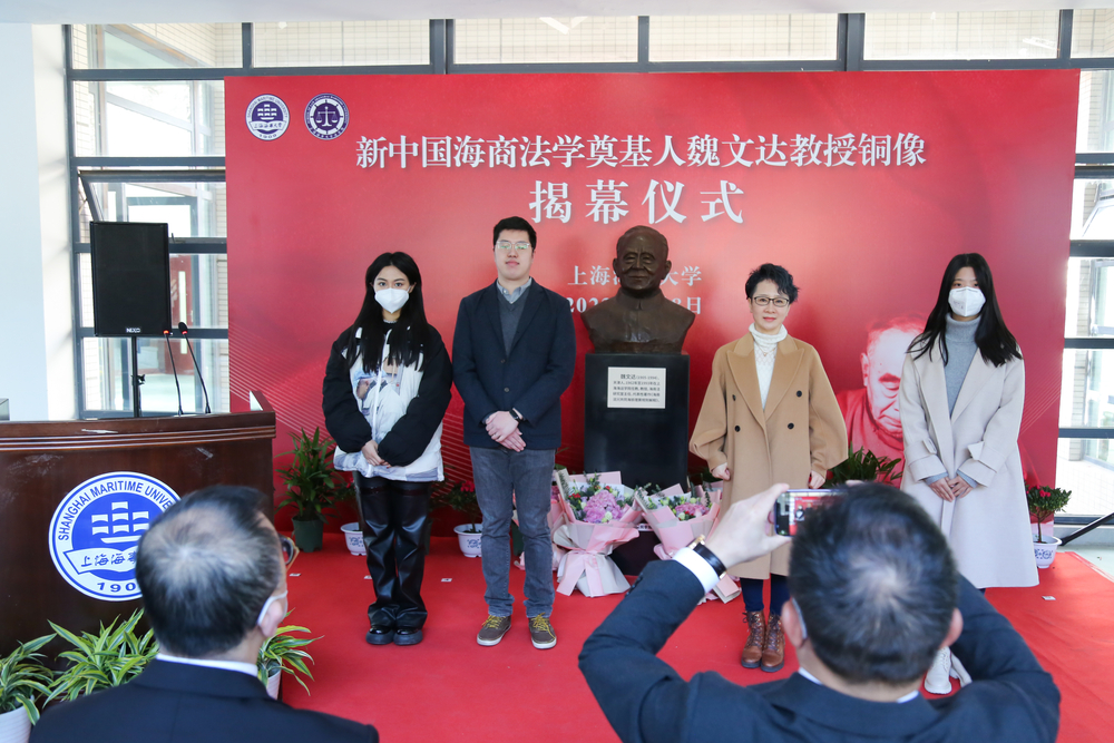 20230109081324337900.jpg 校友师生代表向魏文达教授铜像敬献鲜花