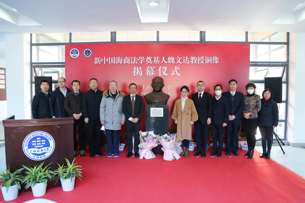 20230109081325072200.jpg 铜像前合影