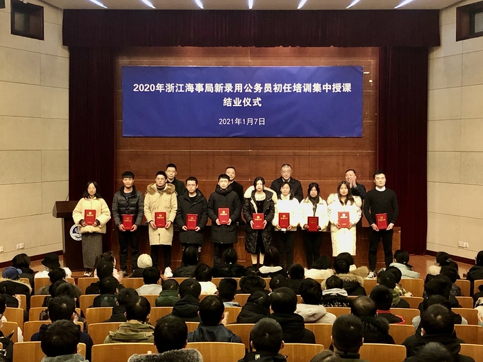 为优秀学员颁发荣誉证书