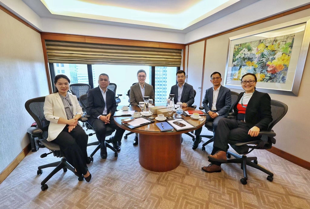 与新加坡海事及港务管理局张英智局长会谈