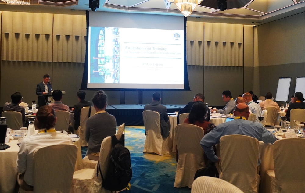 李志鹏在新加坡海事周活动上演讲交流