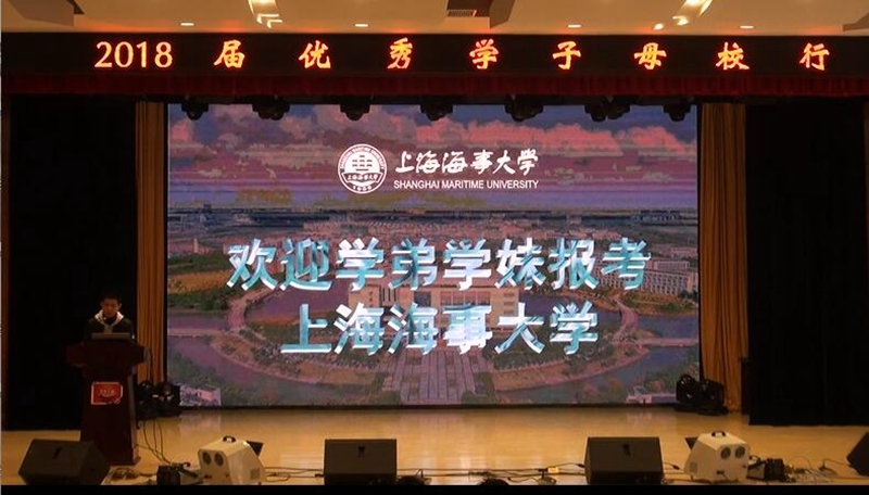 志愿者在江西省南城县第二中学进行招生宣讲 志愿者在江西省南城县第二中学进行招生宣讲