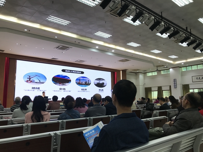 志愿者在广东省重点中学广州六中进行招生宣传 志愿者在广东省重点中学广州六中进行招生宣传