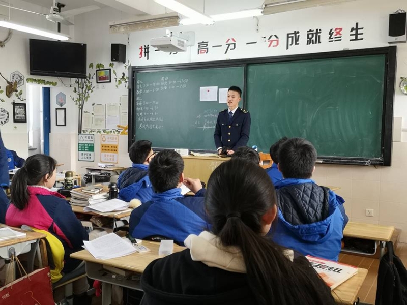 志愿者在宣传之余为高三学子加油打气 志愿者在宣传之余为高三学子加油打气