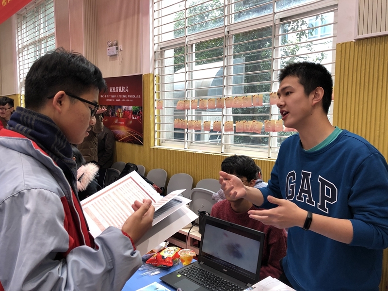 志愿者在浙江省重点中学浙大附中进行招生宣传 志愿者在浙江省重点中学浙大附中进行招生宣传