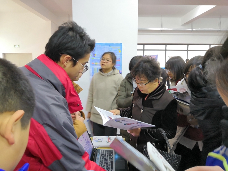 志愿者在广西重点中学桂林十八中进行招生宣传 志愿者在广西重点中学桂林十八中进行招生宣传