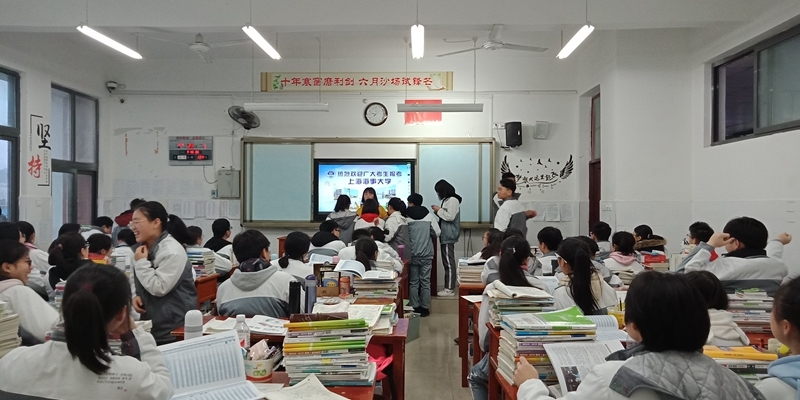 志愿者在为高三学子现场答疑 志愿者在为高三学子现场答疑