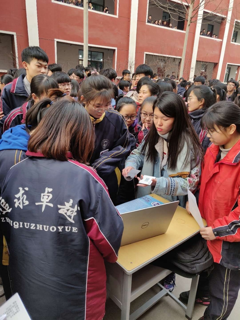 志愿者在为高三学生细心讲解 志愿者在为高三学生细心讲解