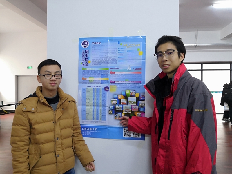 志愿者在粘贴我校招生宣传海报 志愿者在粘贴我校招生宣传海报