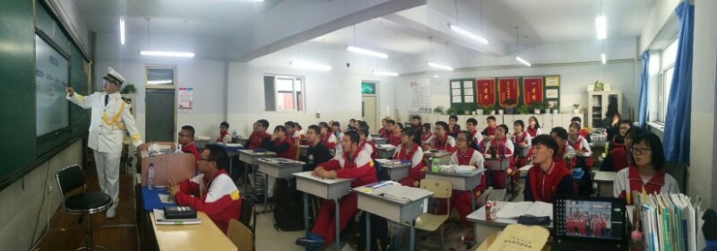 志愿者在吉林省重点中学长春市第六中学进行招生宣传 志愿者在吉林省重点中学长春市第六中学进行招生宣传