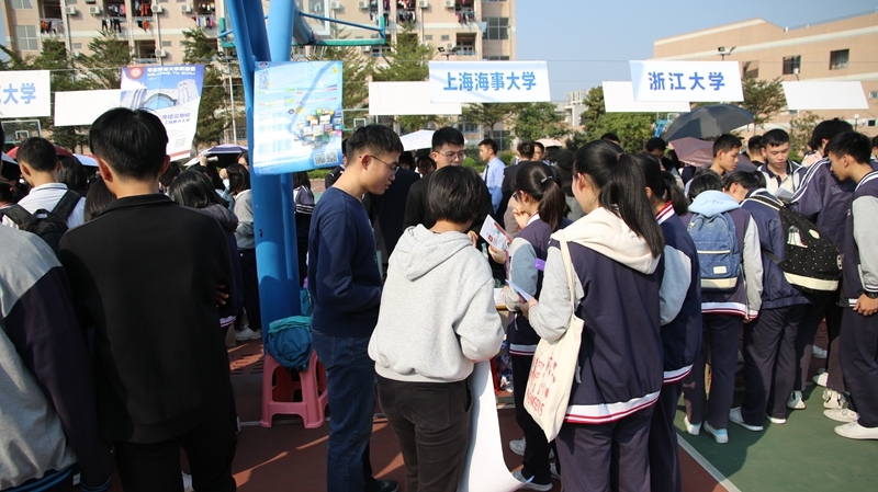 志愿者在国家级示范性高中中山一中进行招生宣传 志愿者在国家级示范性高中中山一中进行招生宣传