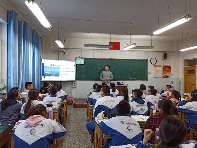 志愿者在新疆维吾尔自治区示范新疆师范大学附属中学进行招生宣传 志愿者在新疆维吾尔自治区示范新疆师范大学附属中学进行招生宣传