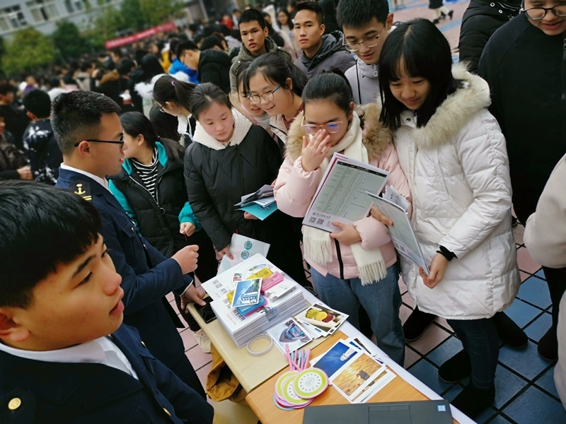 志愿者在分发招生宣传小礼品 志愿者在分发招生宣传小礼品