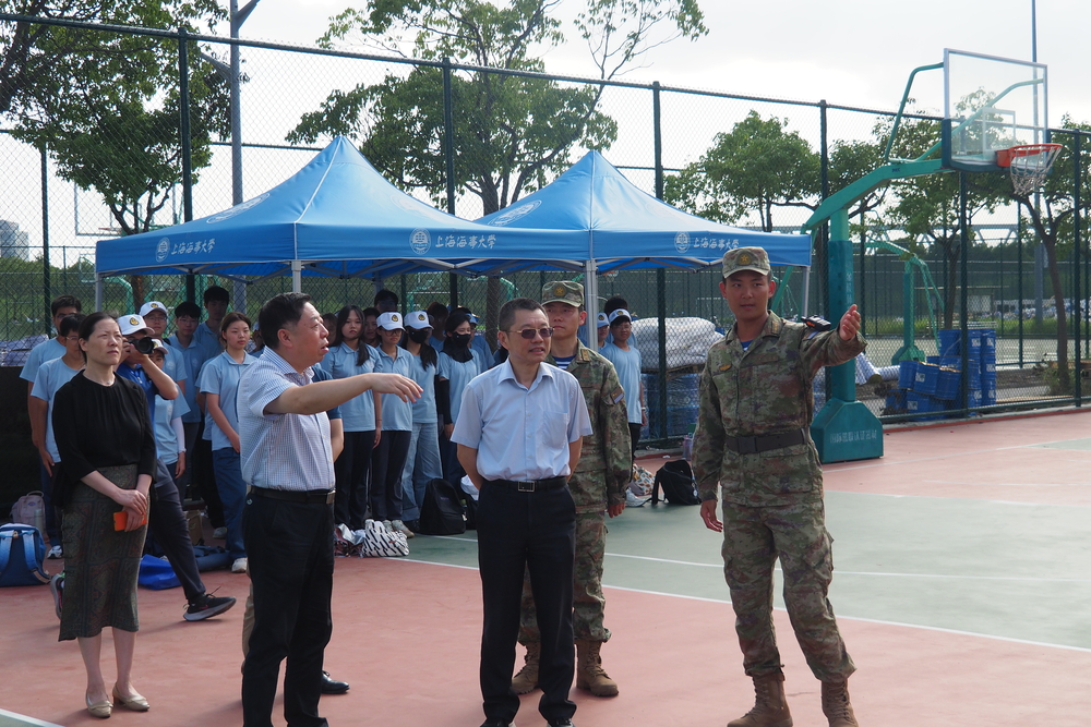 20230921160405537400.jpg 校长陆靖现场询问训练情况