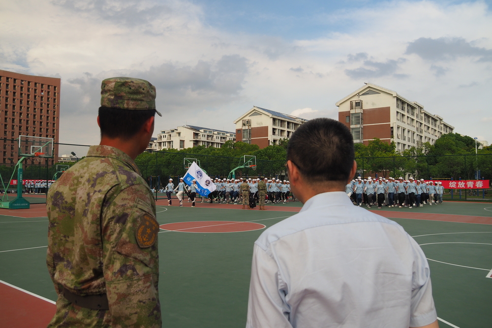 20230921160409339300.jpg 校长陆靖慰问军训教官和参训学生现场