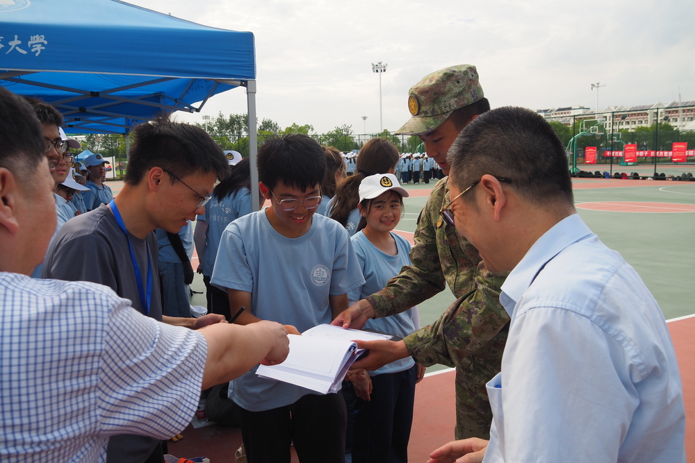 20230921160407693600.jpg 校长陆靖与军训教官、参训师生亲切交流