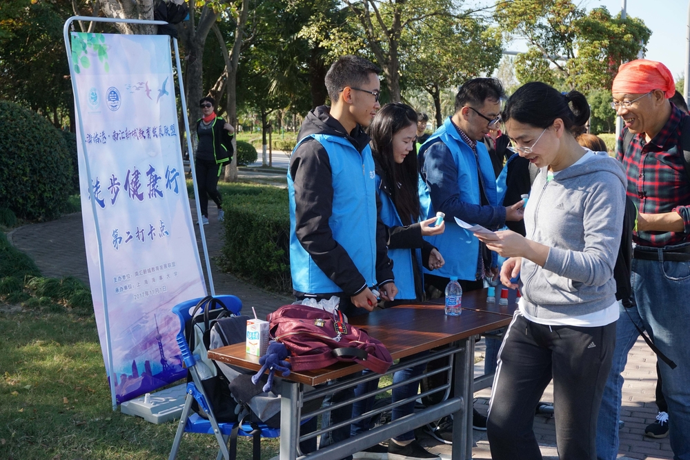 在打卡点服务的志愿者团队