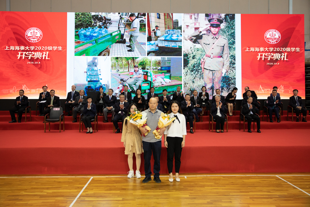 学生代表向“送水叔叔”黄曙光献花表示感谢 