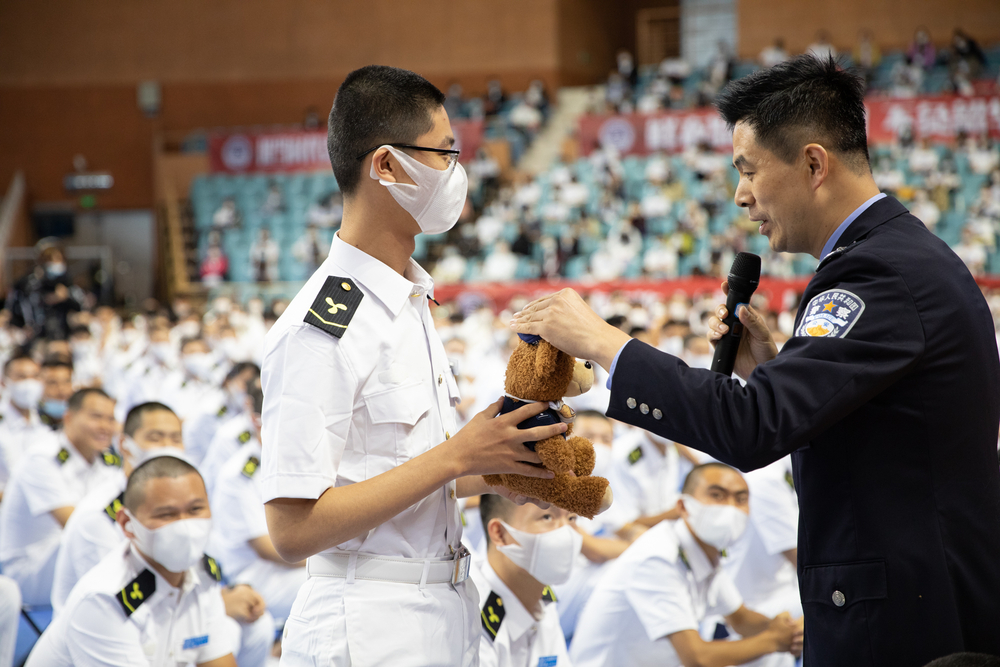 典礼结束后，上海市公安局治安总队黄奕警官作防诈骗专题宣讲