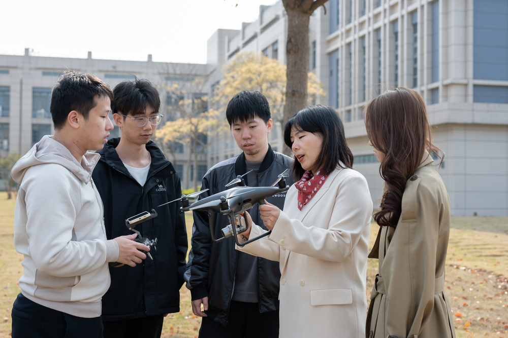 徐艳丽和学生们探讨无人机技术