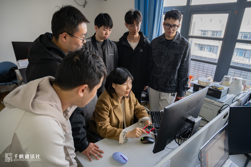 徐艳丽和学生们在实验室讨论
