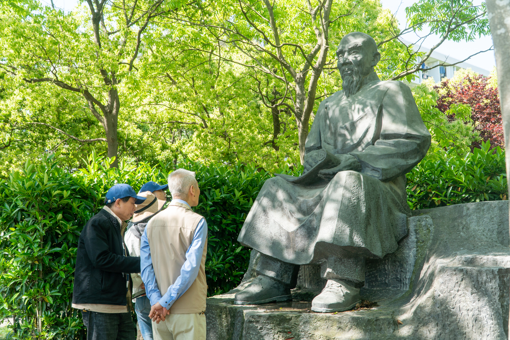 校友参观唐文治雕像