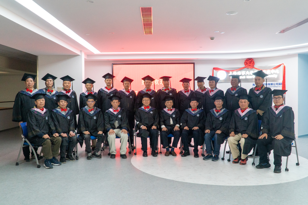 校友着学士服合影