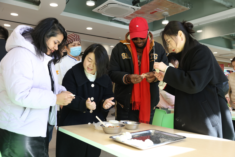 留校学生共同包饺子
