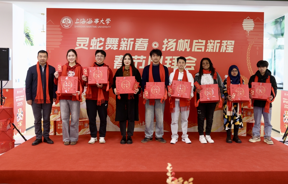 李志鹏与参加团拜会的学生合影