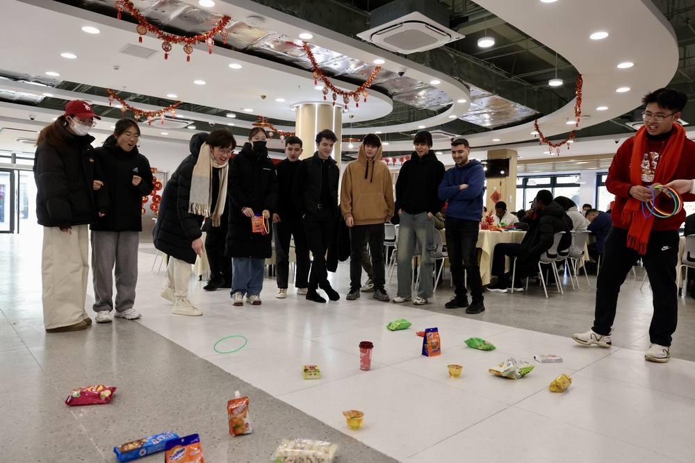 留校学生参加趣味活动