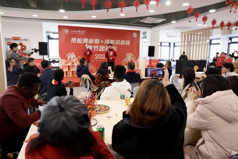 师生观看新春联欢节目
